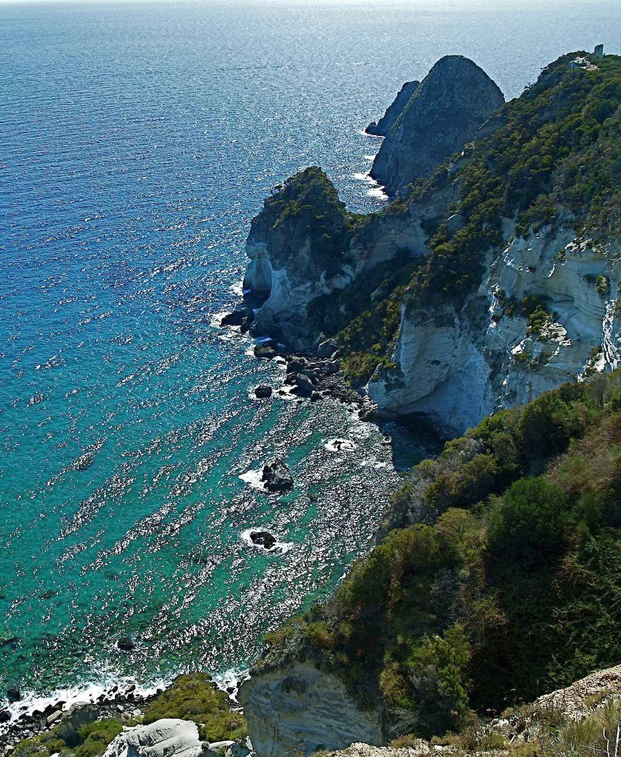 Vista aerea delle coste di Ponza che si affacciano sul mare, raggiungibili con aliscafi Vetor da Anzio