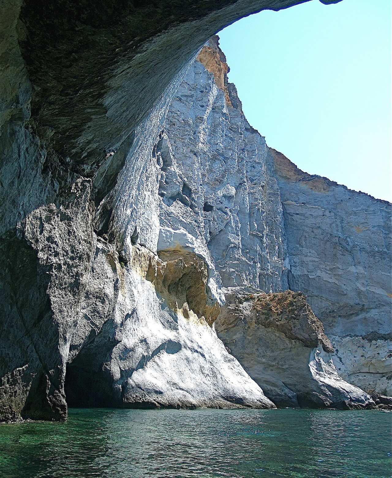 Scogliera rocciosa di Ponza che si tuffa nel mare turchese dell’isola