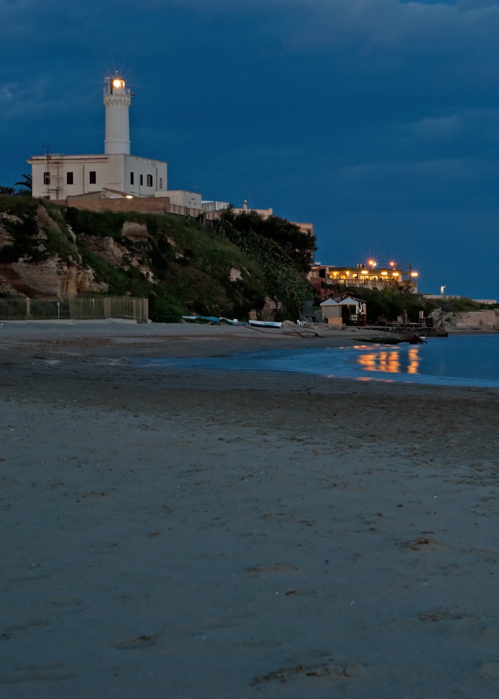 Faro notturno di Anzio, punto di partenza degli aliscafi Vetor per Ponza